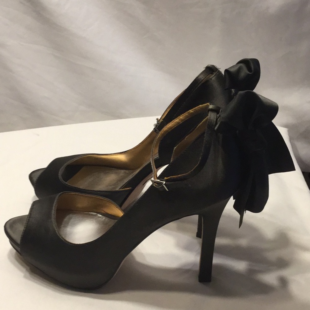 Badgley Mischka charcoal gray heels! 🌟🌟